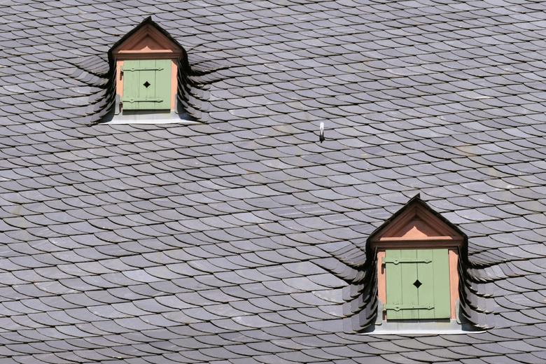 Toit en ardoise avec deux lucarnes à volets verts