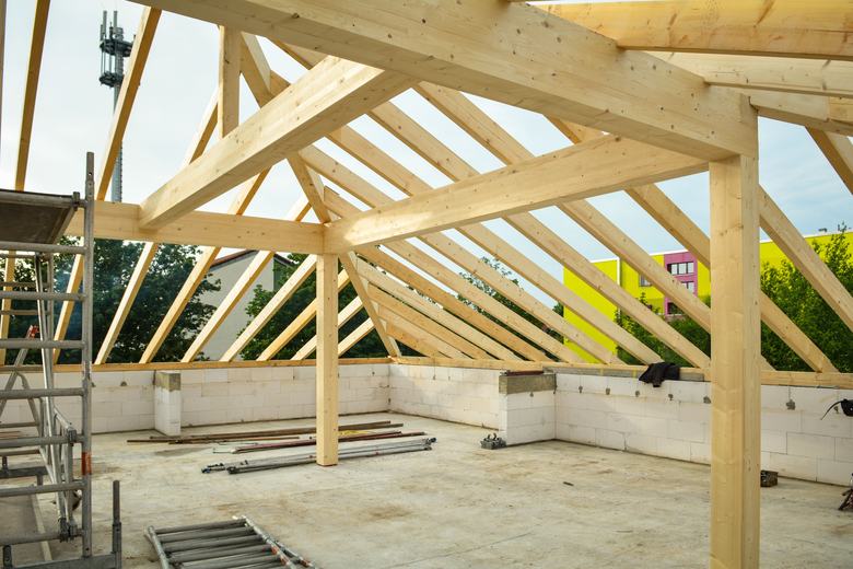 Charpente en bois d'une toiture en cours de travaux